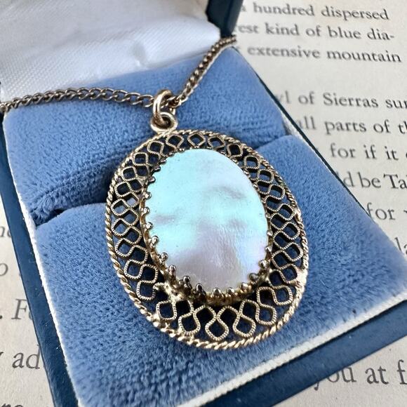 Vintage MOP Pendant Necklace Gold-Tone Victorian Revival Midcentury Latticework - Picture 4 of 6